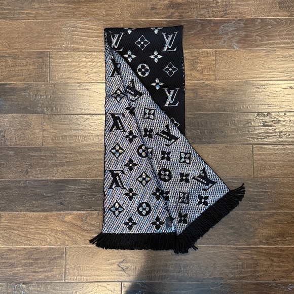 Louis Vuitton Logomania shine scarf M47533 black and silver NWT - Picture 5 of 8